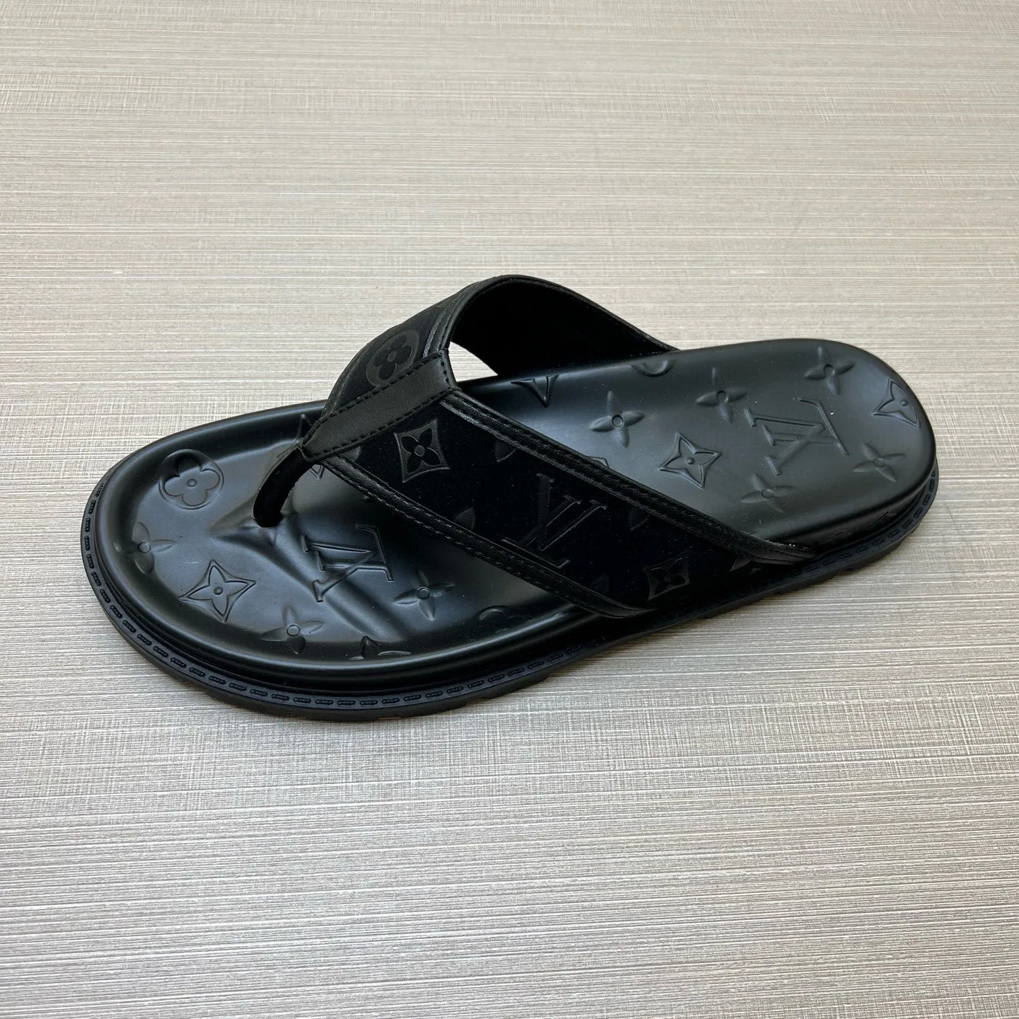 P270🏆Louis Vuitton 🏆[Louis Vuitton] Spring/Summer 2025 [Men's Flip Flops] 🎯🎯As an active family in the fashion industry ⭐ Lv is characterized by bold innovation ⚡Create this casual business style for Chinese fashionable men ✨The fabric is made of imported high-grade cowhide 🔥 Clean and neat ⚡Fashionable and elegant🌹Breathable, sweat-absorbent and deodorant👈So luxurious, high-end and domineering. 👍Must be sold if you repost the picture. Number of yards: 38--46. Color: 🎉 For large quantities. Welcome to repost.